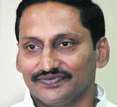 CM Kiran Submits Report on By Polls to Sonia